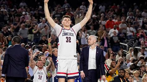 UConn center Donovan Clingan out about a month with a right foot injury
